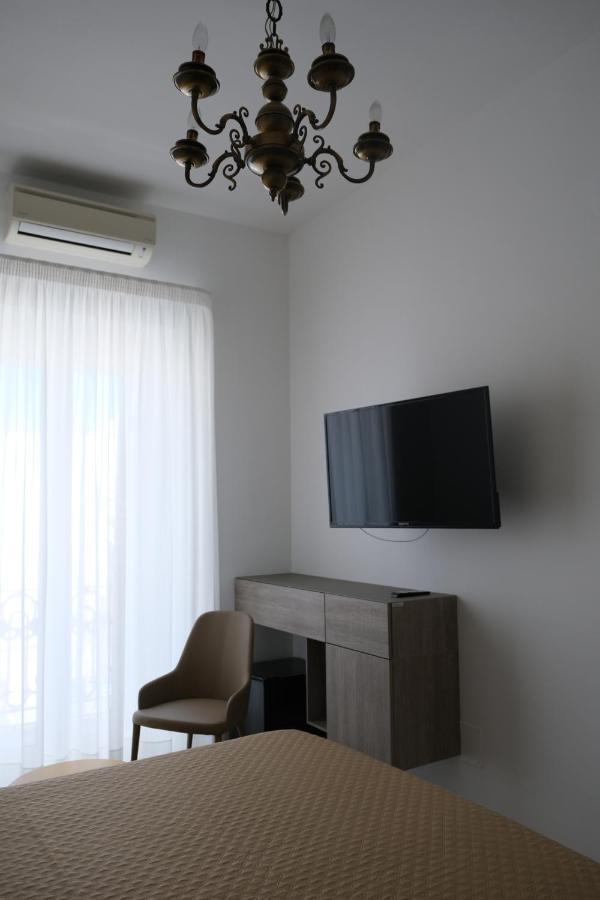 Al Corso Charming Rooms 佩斯基奇 外观 照片